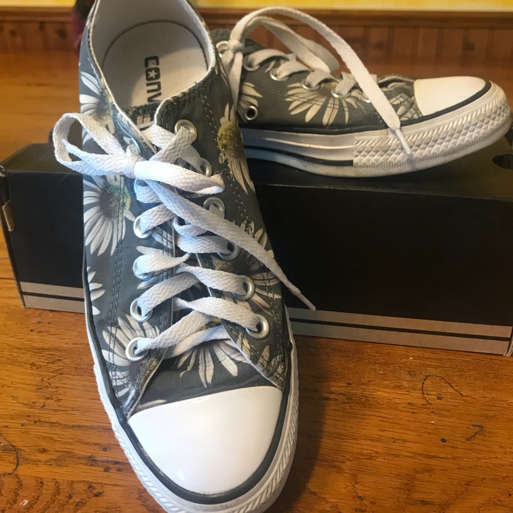 Women’s size 7 Daisy Print Converse. Hard to find! - Picture 1 of 4